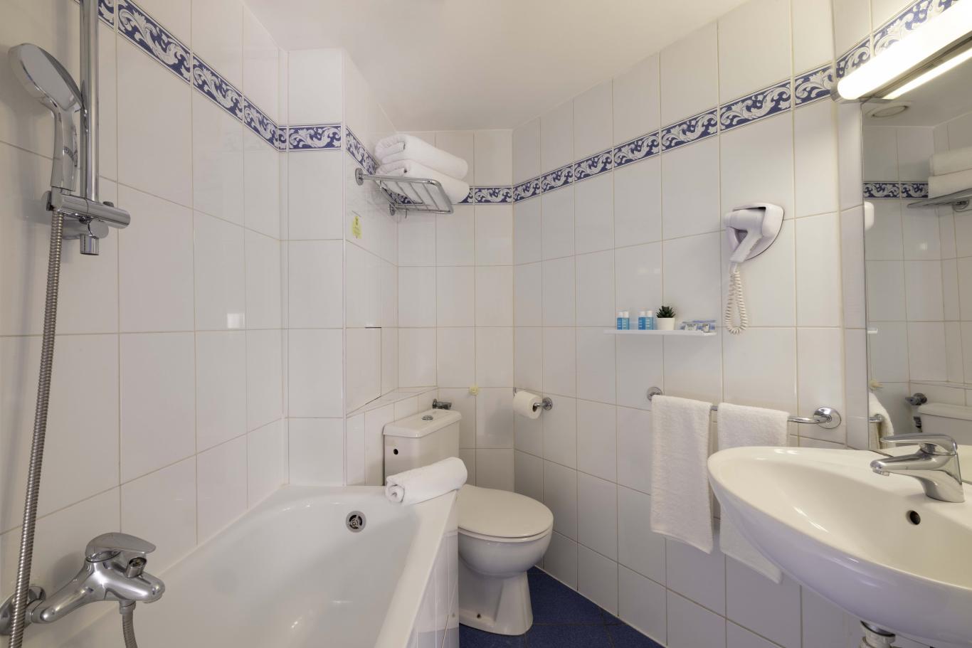 Grand Hotel du Calvados - salle de bain chambre Double Paris Opéra